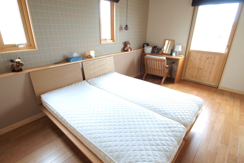 主寝室のベッド／木製ベッドフレーム・スモール・タモ材／無印良品｜家は明かりから。～スウェーデンハウスで北欧生活～